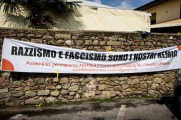 Ein Banner mit der Aufschrift "Razzismo e fascismo sono i nostri nemici" (dt. Rassismus und Faschismus sind unsere Feinde) hängt am  25. August 2018 in Pistoia.
