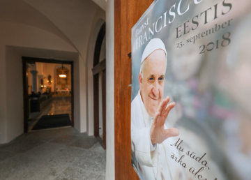 Ein Plakat mit einem Bild von Papst Franziskus, auf dem sei Besuch im September 2018 angekündigt wird, hängt im Eingang der Kirche Sankt Peter und Paul in Tallinn am 12. August 2018.