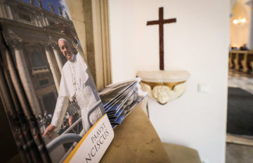 Flyer und Hefte über Papst Franziskus liegen  am 12. August 2018 in der Kirche Sankt Peter und Paul in Tallinn aus.