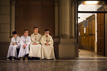 Messdiener, vier Jungen, sitzen in der Kirche Saint-Ambroise in Paris am 29. März 2018 auf einer Kirchenbank.