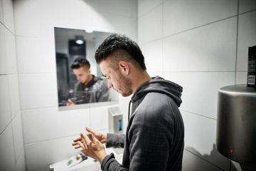 Ein junger Mann steht in einem Badezimmer im Hygienecenter Berlin am 6. September 2018 in Berlin.