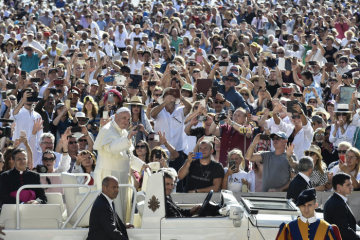 Papst Franziskus fährt mit dem Papamobil während der Generalaudienz auf dem Petersplatz am 12. September 2018 im Vatikan.