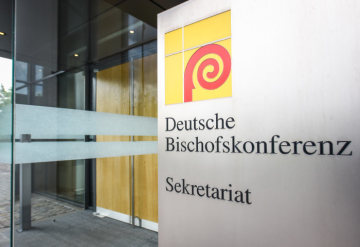 Logo der Deutschen Bischofskonferenz (DBK) auf einem Schild vor dem Eingang zum Sekretariat der DBK in Bonn am 28. Mai 2015.