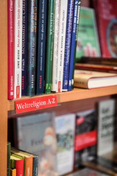 Bücher zum Thema "Weltreligion A-Z" stehen und liegen in einem Regal in einer Buchhandlung in Bonn am 11. September 2018.
