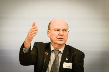 Stefan Vesper, Generalsekretär des Zentralkomitees der deutschen Katholiken (ZdK), spricht auf der Herbstvollversammlung des ZdK am 24. November 2017 in Bonn.