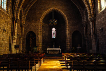 Blick durch die Stuhlreihen auf den Altar der Kapelle des christlichen Pilgerzentrums Notre Dame in Jerusalem am 14. September 2018.