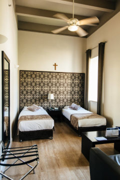 Ein Standardzimmer mit zwei Einzelbetten im christlichen Pilgerzentrum Notre Dame in Jerusalem am 14. September 2018. An der Wand über den Betten hängt ein Kreuz.