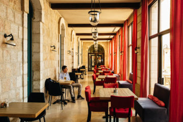 Ein Gast sitzt im Cafe des christlichen Pilgerzentrums Notre Dame in Jerusalem am 14. September 2018.