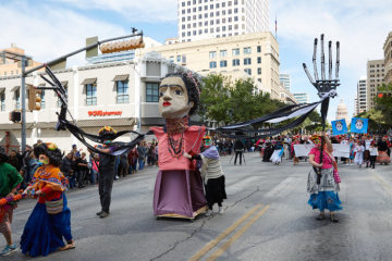 Eine große Figur der Frida Kahlo aus Pappmaschee beim Straßenumzug am 26. Oktober 2017 in Austin (USA) zur Feier des Dia de los Muertos (dt. Tag der Toten).