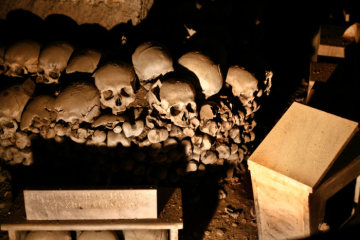 Schädel, Skelette und Knochen Verstorbener im Höhlensystem des Friedhofs Fontanelle an Allerheiligen, dem 1. November 2016 in Neapel.