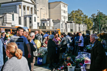 Menschen vor einem Friedhof in Neapel an Allerheiligen, dem 1. November 2016. Viele kaufen bei Blumenhändlern Blumensträuße.