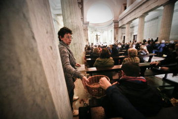 Kollekte während des Gottesdienstes an Allerseelen in der Kirche auf dem Friedhof "Cimitero Monumentale di Poggioreale" in Neapel am 2. November 2016.