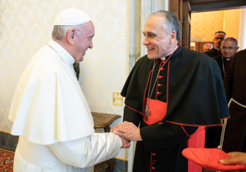 Papst Franziskus begrüßt Kardinal Daniel Nicholas DiNardo, Erzbischof von Galveston-Houston und Präsident der US-amerikanischen Bischofskonferenz (USCCB), am 13. September 2018 im Vatikan.