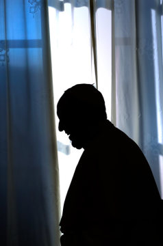 Silhouette des lachenden Papst Franziskus am 13. Oktober 2018 vor einem Fenster im Vatikan.