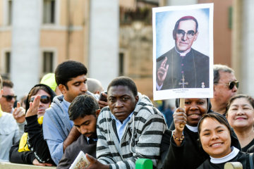 Eine Ordensschwester hält ein Plakat mit einem Bild von Oscar Romero, Erzbischof von San Salvador, bei dessen Heiligsprechung und der von sechs weiteren Seligen, am 14. Oktober 2018 im Vatikan.