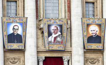 Bilder von Oscar Romero (l.), Erzbischof von San Salvador; Papst Paul VI. (m.) und Francesco Spinelli (r.), italienischer Priester, bei deren Heiligsprechung und der von vier weiteren Seligen, am 14. Oktober 2018 im Vatikan.