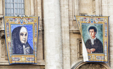 Bilder von Maria Katharina Kasper, Gründerin der Kongregation der Armen Dienstmägde Jesu Christi, und Italiener Nunzio Sulprizio bei deren Heiligsprechung und der von fünf weiteren Seligen, am 14. Oktober 2018 im Vatikan.