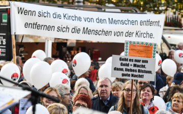 Protestaktion "5 vor 12" gegen Großpfarreien der Initiative "Kirche vor Ort" am 20. Oktober 2018 in Trier.