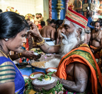 Arumugam Paskaran, Priester des Sri-Kamadchi-Ampal-Tempels, segnet eine Frau beim Jahresfest des Sri-Kamadchi-Ampal-Tempels am 24. Juni 2018 in Hamm.