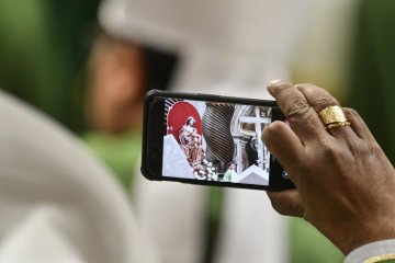 Ein Bischof fotografiert mit dem Handy während des Gottesdienstes zum Abschluss der 15. ordentlichen Generalversammlung der Bischofssynode unter dem Motto: "Jugend, Glaube und Berufungsunterscheidung" am 28. Oktober 2018 im Petersdom im Vatikan.