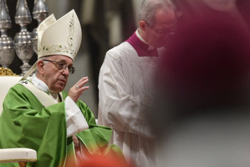 Papst Franziskus hebt die Hand während des Gottesdienstes zum Abschluss der 15. ordentlichen Generalversammlung der Bischofssynode unter dem Motto: "Jugend, Glaube und Berufungsunterscheidung" am 28. Oktober 2018 im Petersdom im Vatikan.