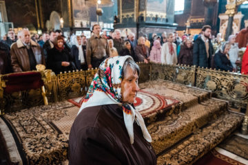 Eine ältere Frau mit Kopftuch während eines ukrainisch-orthodoxen Gottesdienstes des Kiewer Patriarchats am 28. Oktober 2018 in der Kathedrale Wladimir in Kiew.