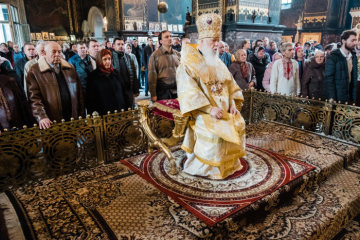 Filaret Denisenko, Patriarch der ukrainisch-orthodoxen Kirche des Kiewer Patriarchats, sitzt auf dem Bischofsstuhl während eines Gottesdienstes am 28. Oktober 2018 in der gefüllten Kathedrale Wladimir in Kiew.