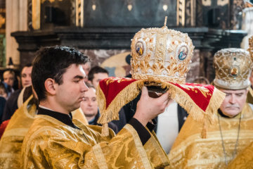Ein Ministrant hält die Mitra von Filaret Denisenko, Patriarch der ukrainisch-orthodoxen Kirche des Kiewer Patriarchats, während eines ukrainisch-orthodoxen Gottesdienstes des Kiewer Patriarchats am 28. Oktober 2018 in der Kathedrale Wladimir in Kiew.