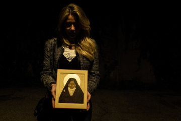 Eine Frau hält eine Ikone mit einer Darstellung der heiligen Theresia von Lisieux während der Prozession zur Nacht der Heiligen, am Vorabend von Allerheiligen, am 31. Oktober 2018 in Rom.