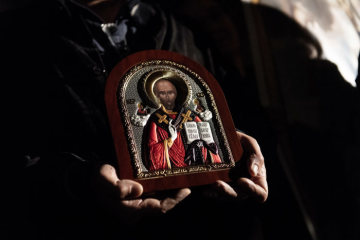 Eine Person hält eine Ikone mit einer Darstellung Jesu Christi als Pantokrator während der Prozession zur Nacht der Heiligen, am Vorabend von Allerheiligen, am 31. Oktober 2018 in Rom.