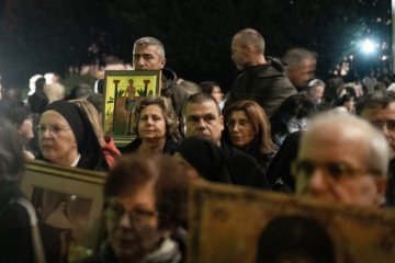 Ein Mann trägt eine Ikone mit einer Darstellung des heiligen Sebastian während der Prozession zur Nacht der Heiligen, am Vorabend von Allerheiligen, am 31. Oktober 2018 in Rom.