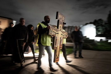 Männer tragen ein San-Damiano-Kreuz während der Prozession zur Nacht der Heiligen, am Vorabend von Allerheiligen, am 31. Oktober 2018 in Rom.