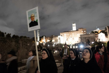 Ordensfrauen tragen ein Bild des seligen Clemente Marchisio während der Prozession zur Nacht der Heiligen, am Vorabend von Allerheiligen, am 31. Oktober 2018 in Rom.