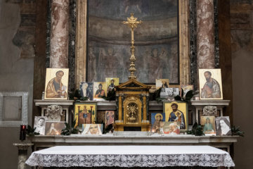 Ikonen und Bilder von Heiligen und Seligen auf einem Altar in der Kirche San Sebastiano al Palatino während der Nacht der Heiligen, am Vorabend von Allerheiligen, am 31. Oktober 2018 in Rom.