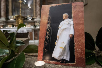 Bild des heiligen Papst Johannes Paul II. in der Kirche San Sebastiano al Palatino während der Nacht der Heiligen, am Vorabend von Allerheiligen, am 31. Oktober 2018 in Rom.