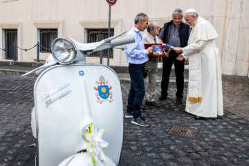 Kardinal Konrad Krajewski (3.v.l.), Almosenpfleger Seiner Heiligkeit, und Papst Franziskus neben einer weißen Vespa am 2. September 2018 im Vatikan.