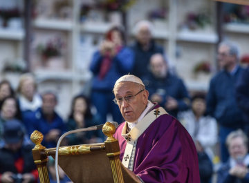 Papst Franziskus feiert an Allerseelen, am 2. November 2018, eine Messe auf dem Friedhof Laurentino in Rom.