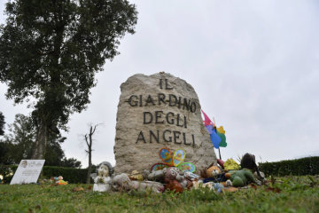 Ein Stein mit der Aufschrift "Garten für Engel" auf einem Feld auf dem Friedhof Laurentino, auf dem früh- und totgeborenen Kinder bestattet werden, am 2. November 2018 in Rom.