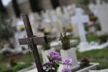 Ein Holzkreuz mit einem Rosenkranz auf einem Grab auf dem Friedhof Laurentino am 2. November 2018 in Rom.