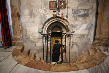 Eine Besucherin betritt die Geburtsgrotte in der Geburtskirche in Bethlehem am 21. Oktober 2018.