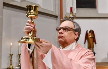 Ein Priester feiert die Wandlung beim Gottesdienst am 24. Januar 2018 in Bonn.