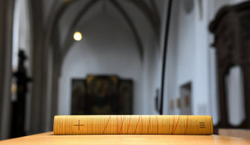 Ein Lektionar mit Texten in der revidierten Einheitsübersetzung liegt am 13. November 2018 auf einem Tisch in einer Kirche in Bonn.