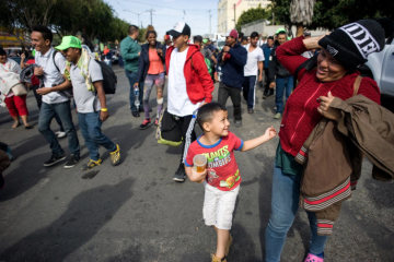 Migranten aus Südamerika laufen am 13. November 2018 in Tijuana (Mexiko) auf einer Straße in Richtung US-Grenze.