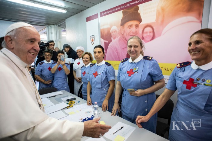 Papst Franziskus besucht Gesundheitszentrum