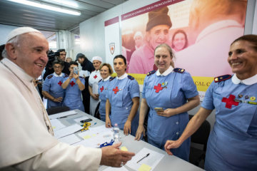 Papst Franziskus besucht das Gesundheitszentrum auf dem Petersplatz im Vatikan am 16. November 2018.