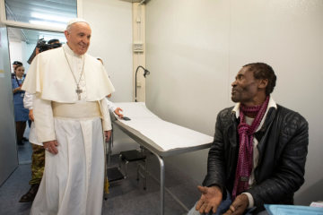 Papst Franziskus besucht einen Patienten im Gesundheitszentrum auf dem Petersplatz im Vatikan am 16. November 2018.