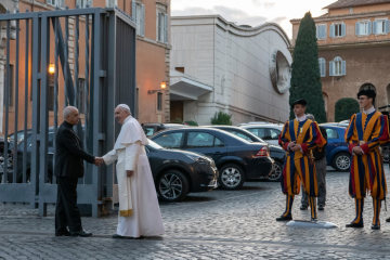 Papst Franziskus wird auf dem Weg zum Gesundheitszentrum von Kurienerzbischof Rino Fisichella, Präsident des Päpstlichen Rates für die Förderung der Neuevangelisierung, auf dem Petersplatz im Vatikan am 16. November 2018 begrüßt.