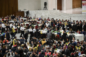 Mittagessen mit Papst Franziskus zum katholischen "Welttag der Armen" am 18. November 2018 in der vatikanischen Audienzhalle.