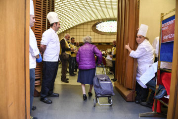 Ein Teilnehmerin auf dem Weg zum Mittagessen mit Papst Franziskus zum katholischen "Welttag der Armen" am 18. November 2018 im Vatikan.