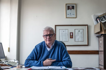 Denis Sevaistre, Vorstandsvorsitzender des Holy Family Hospital (dt. Malteserkrankenhaus zur Heiligen Familie), am 14. November 2018 in seinem Arbeitszimmer im Krankenhaus in Bethlehem.
